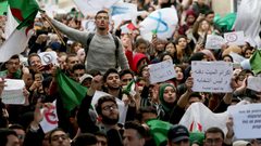 احتجاجات الجزائر تتوسع لتصل الى كافة النظام السياسي