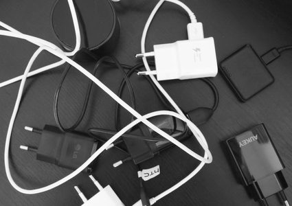 شاحن "مقلد" يتسبب بحريق منزل في بريطانيا