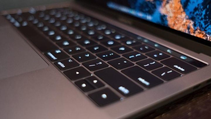 أبل تعتذر لمستخدميها عن مشكلة لوحة مفاتيح MacBook