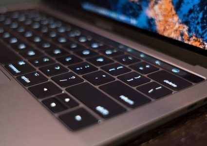 أبل تعتذر لمستخدميها عن مشكلة لوحة مفاتيح MacBook