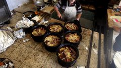 "القدرة التلحمية" محتفظة بنكهتها الفلسطينية في بيت لحم