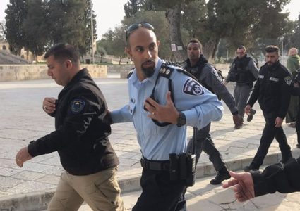 الاحتلال يعتقل أحد حراس الأقصى