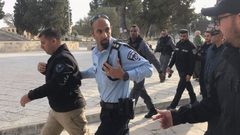 الاحتلال يعتقل أحد حراس الأقصى