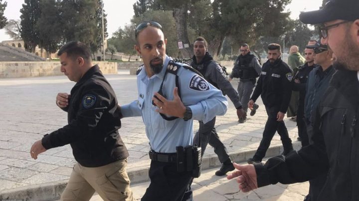 الاحتلال يعتقل أحد حراس الأقصى