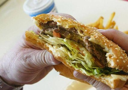 بسبب تناول الطعام بسرعة.. "صحتك في خطر"