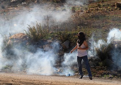 إصابات بالرصاص والاختناق خلال قمع الاحتلال مسيرة المغير