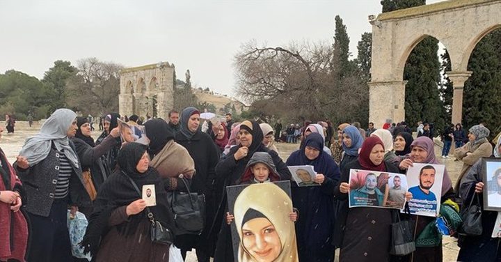 اعتقال أمهات أسرى خلال اعتصام بساحات الأقصى