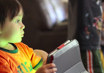 اكتشاف ضرر خطير وغير متوقع لاستخدام الأطفال للهواتف الذكية