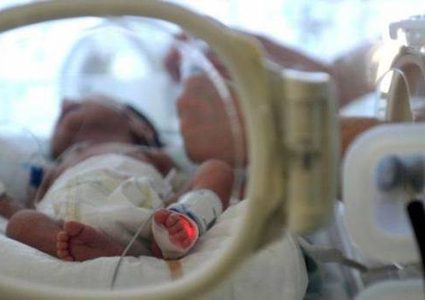 رضيع يخرج للحياة من رحم أمه المتوفاة دماغيا منذ 3 أشهر
