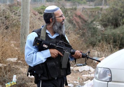 مستوطن يطلق النار باتجاه منازل المواطنين في العروب شمال الخليل