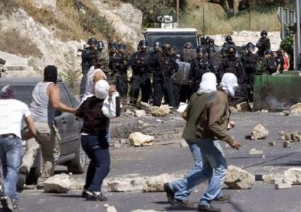 إصابة العشرات بالاختناق في مواجهات مع الاحتلال وسط الخليل