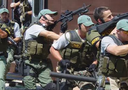 الشرطة الأمريكية تداهم منزلا لدواع صحية طارئة!