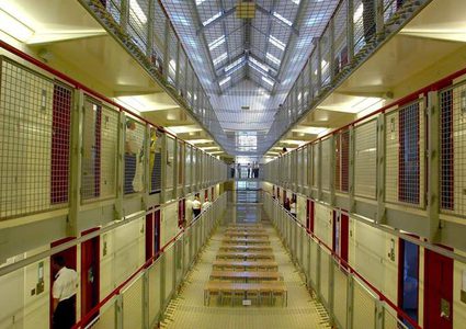 مفاتيح الزنازين بأيدي السجناء في هذا البلد