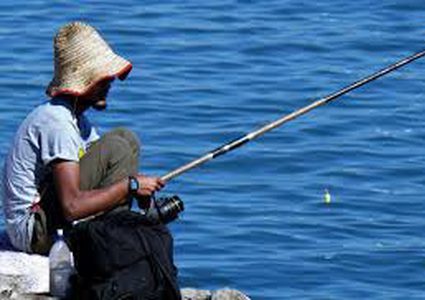 شاب يصطاد قنبلة عمرها 74 عاما !