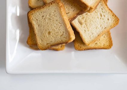 هذه الأطعمة تحولك "عجوزا" قبل الأوان.. احذرها