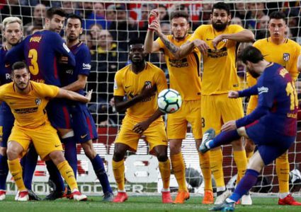 علم الفيزياء يفسر سبب تمكّن ميسي من الركلات الحرة