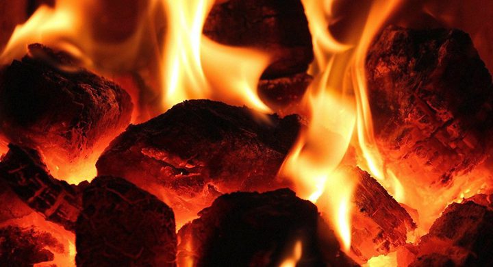 فتاة تسقط في حفرة من الجمر