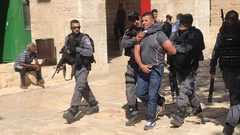 الاحتلال يبعد 3 مقدسيين عن الأقصى