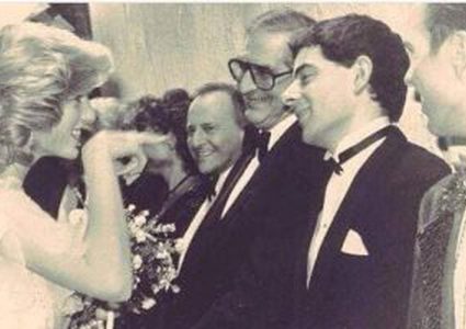 صورة طريفة للأميرة ديانا تمازح المثل الكوميدي"مستر بين"