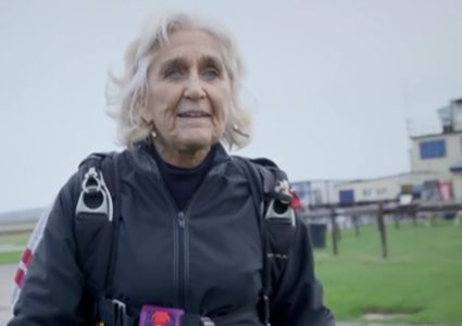 مسنة تخطت الـ80 من عمرها تحترف القفز بالمظلات