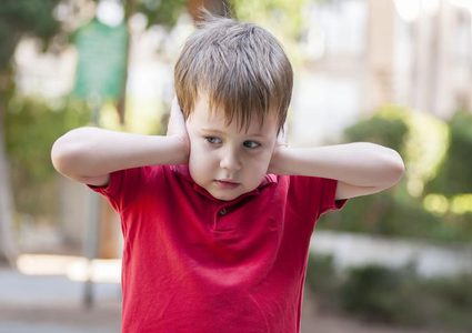 مرض التوحد أنواعه وطرق علاجه