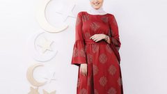 عبايات باللون الأحمر الجريء لإطلالة غير عادية