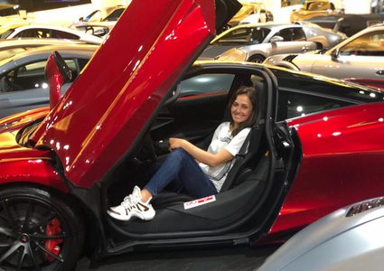 من دبى.. حلا شيحا: دائمًا بحب السيارات الغريبة