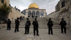 الاحتلال يبعد 3 مقدسيين عن المسجد الأقصى