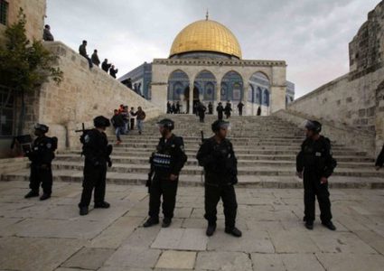 الاحتلال يبعد 3 مقدسيين عن المسجد الأقصى