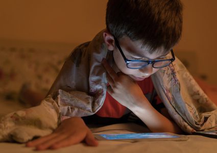 طبيب:استخدام الهواتف الذكية بكثرة يعرض الأطفال للإصابة بقصر النظر