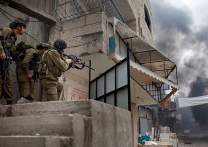 طالت 3 مواطنين.. حملة اعتقالات ودهم في مدن الضفة المحتلة