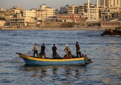 الاحتلال يعلن توسيع مساحة الصيد لـ(15) ميل