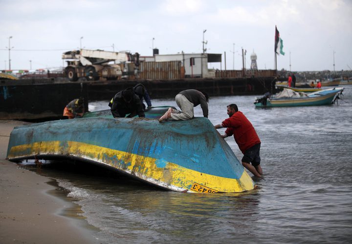 صيادون فلسطينيون يعدون قواربهم في ميناء غزة بعد قرار الاحتلال زيادة مساحة الصيد في بحر قطاع غزة إلى 15 ميل بحري بدءاً من صباح الاثنين.