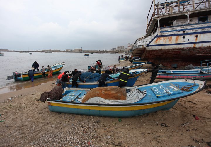 صيادون فلسطينيون يعدون قواربهم في ميناء غزة بعد قرار الاحتلال زيادة مساحة الصيد في بحر قطاع غزة إلى 15 ميل بحري بدءاً من صباح الاثنين.