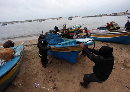 صيادون فلسطينيون يعدون قواربهم في ميناء غزة بعد قرار الاحتلال زيادة مساحة الصيد في بحر قطاع غزة إلى 15 ميل بحري بدءاً من صباح الاثنين.