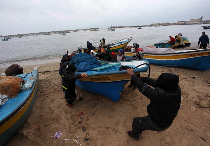 صيادون فلسطينيون يعدون قواربهم في ميناء غزة بعد قرار الاحتلال زيادة مساحة الصيد في بحر قطاع غزة إلى 15 ميل بحري بدءاً من صباح الاثنين.