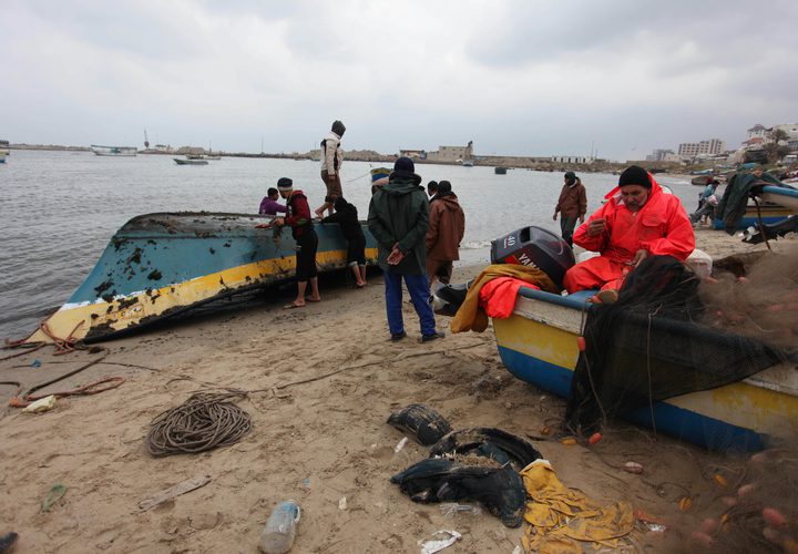 صيادون فلسطينيون يعدون قواربهم في ميناء غزة بعد قرار الاحتلال زيادة مساحة الصيد في بحر قطاع غزة إلى 15 ميل بحري بدءاً من صباح الاثنين.