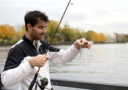 بدلا من السمك.. ألماني يصطاد "مفاجأة قاتلة" من الماء