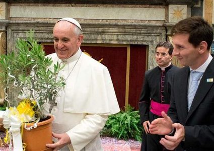 البابا: لا يجوز لعشاق ميسي "تدنيس المقدسات"