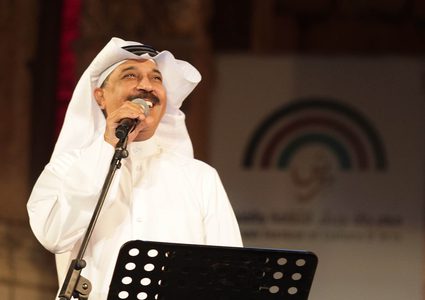 أول ظهور لعبد الله الرويشد بعد سقوطه على المسرح