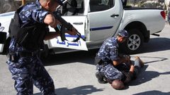 الشرطة تلقي القبض مشتبه بإطلاق النار على مواطن