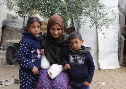 امرأة فقدت يدها في قصف إسرائيلي وتستغيث لإنقاذ الأخرى من الضياع