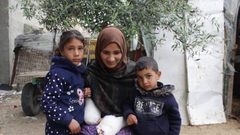 امرأة فقدت يدها في قصف إسرائيلي وتستغيث لإنقاذ الأخرى من الضياع