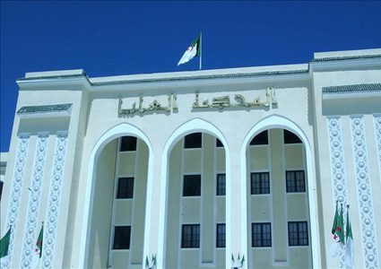 الجزائر.. تحقيقات حول شبهات "فساد" ومنع شخصيات من السفر‎