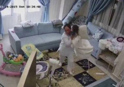 مربية شجاعة تنقذ طفلاً قبل لحظاتٍ من انهيار السقف على فراشه