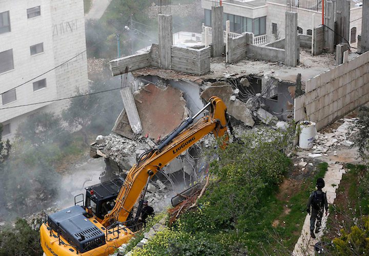 جرافات الاحتلال تقوم بهدم مباني الفلسطينيين في بيت جالا بالقرب من بيت لحم