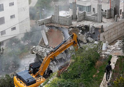 جرافات الاحتلال تهدم مباني الفلسطينيين في بيت جالا