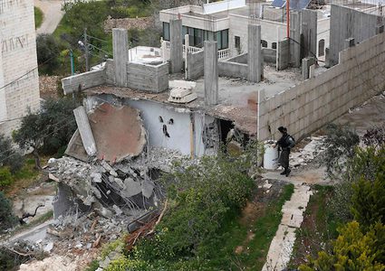 جرافات الاحتلال تقوم بهدم مباني الفلسطينيين في بيت جالا بالقرب من بيت لحم