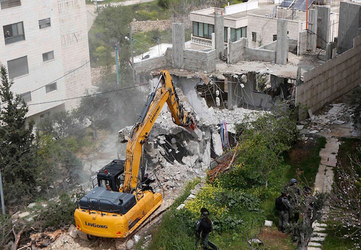 جرافات الاحتلال تقوم بهدم مباني الفلسطينيين في بيت جالا بالقرب من بيت لحم