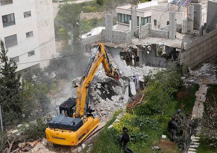 جرافات الاحتلال تهدم مباني الفلسطينيين في بيت جالا